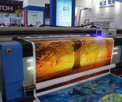 如何避免噴繪寫真印刷對(duì)人體的傷害？鴻信印刷有妙招！